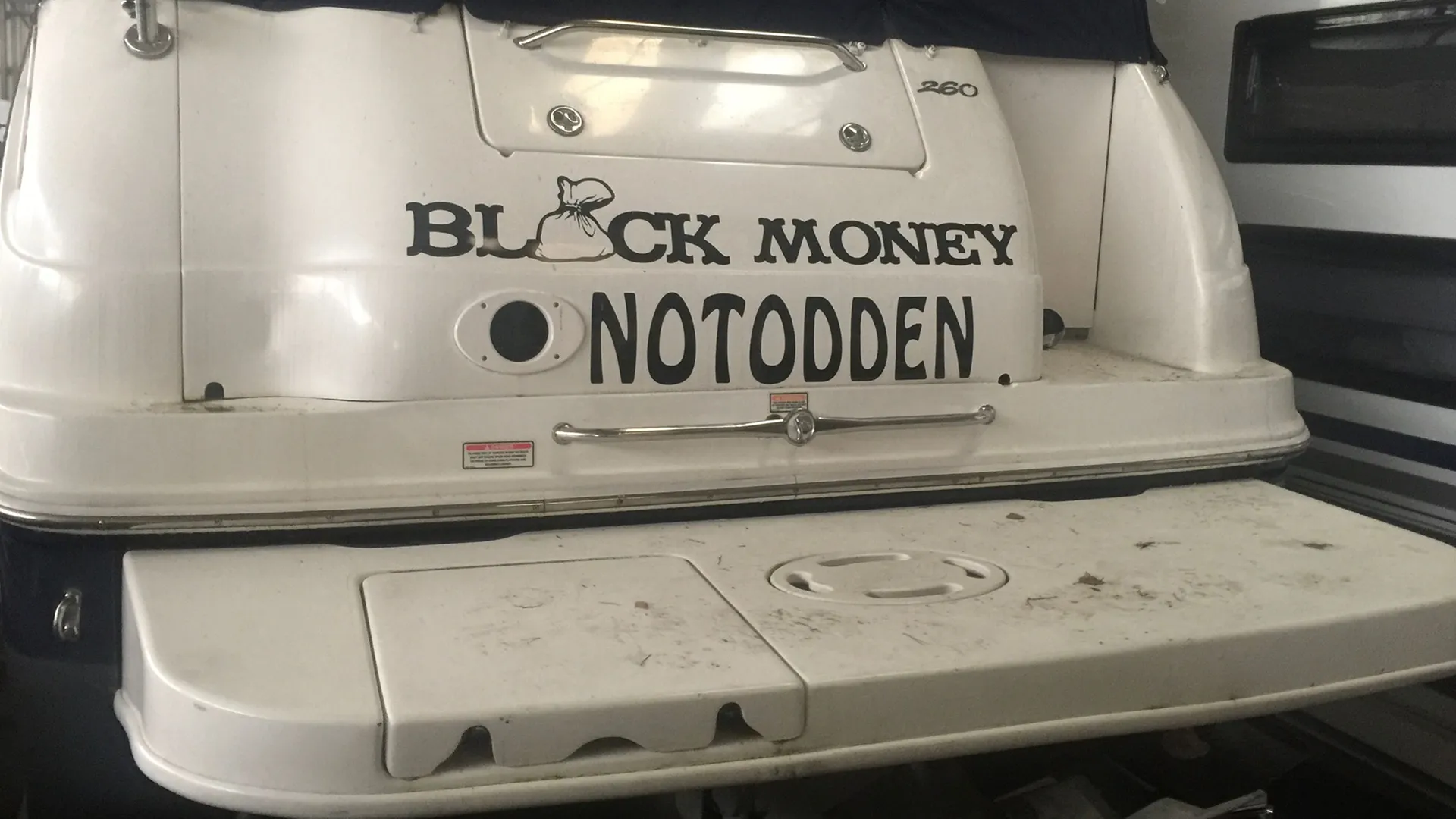 Bakenden på en båt med teksten Black Money